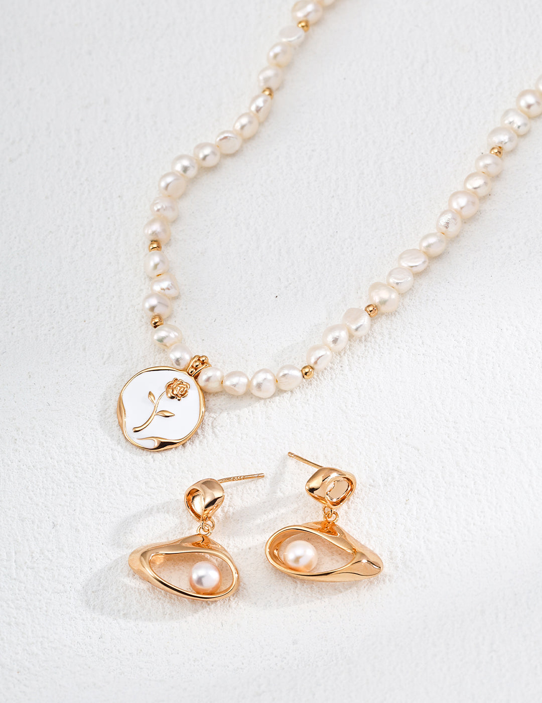 Classic Enamel Pendant Pearl Necklace