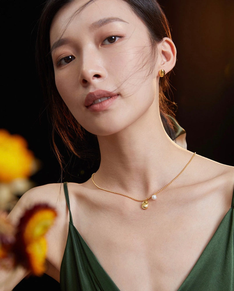 Elegant and Timesless: Sterling Silver Pearl Necklace