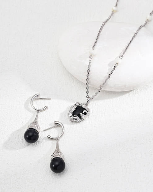 Minimalist Silver and Black Agate Necklace